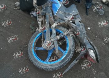 Un muerto y dos heridos al chocar camioneta y motocicleta.