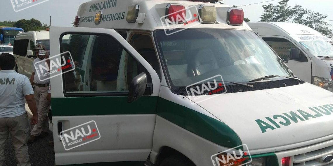 Aseguran ambulancia clonada con 15 migrantes cubanos.