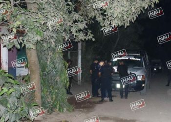 Vuelca tráiler en la costera.