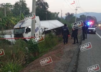 Vuelca camión cargado de polietileno.