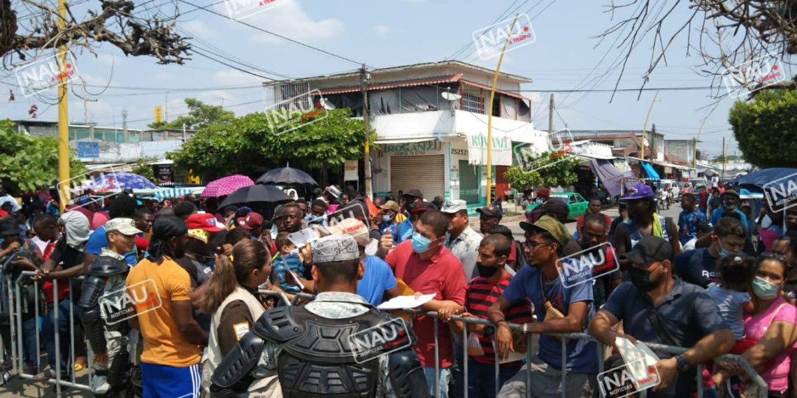 Migrantes obtienen tarjetas por razones humanitarias.