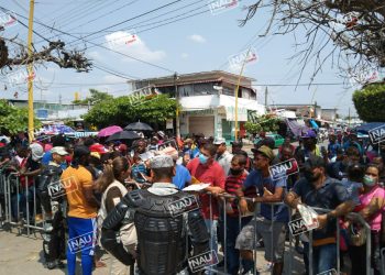 Migrantes obtienen tarjetas por razones humanitarias.