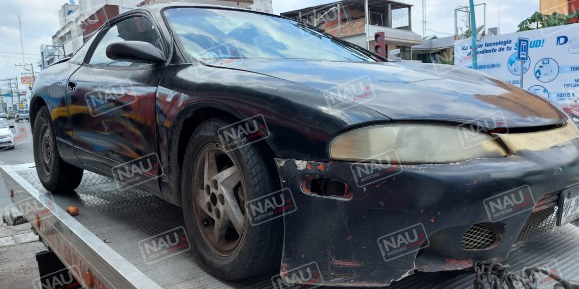 Tránsito y vialidad acude al reporte de vehículo abandonado en pleno centro de Tapachula