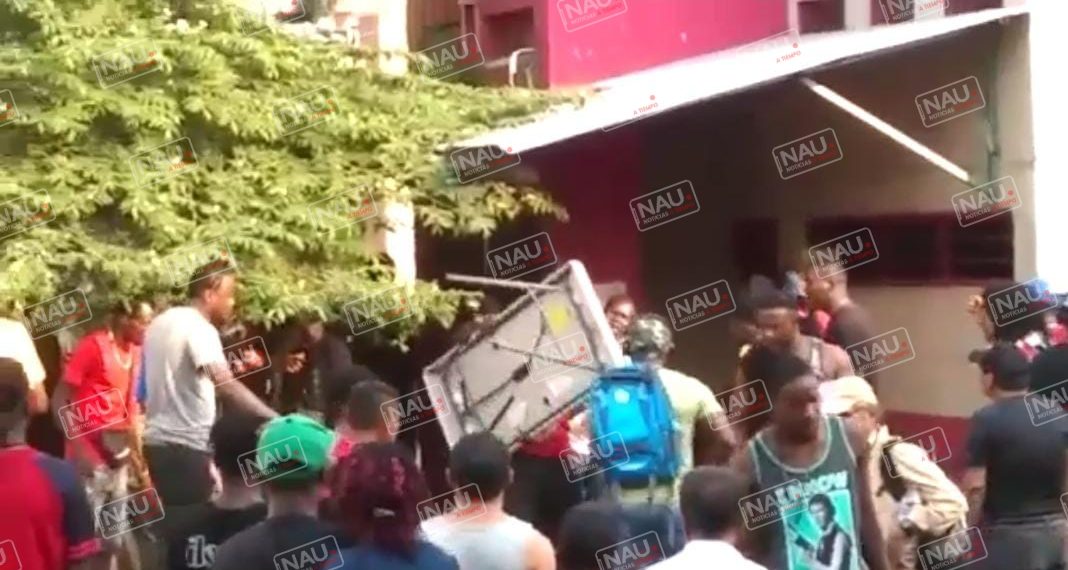 Haitianos ocasionan batalla campal frente al mercado Sebastián Escobar