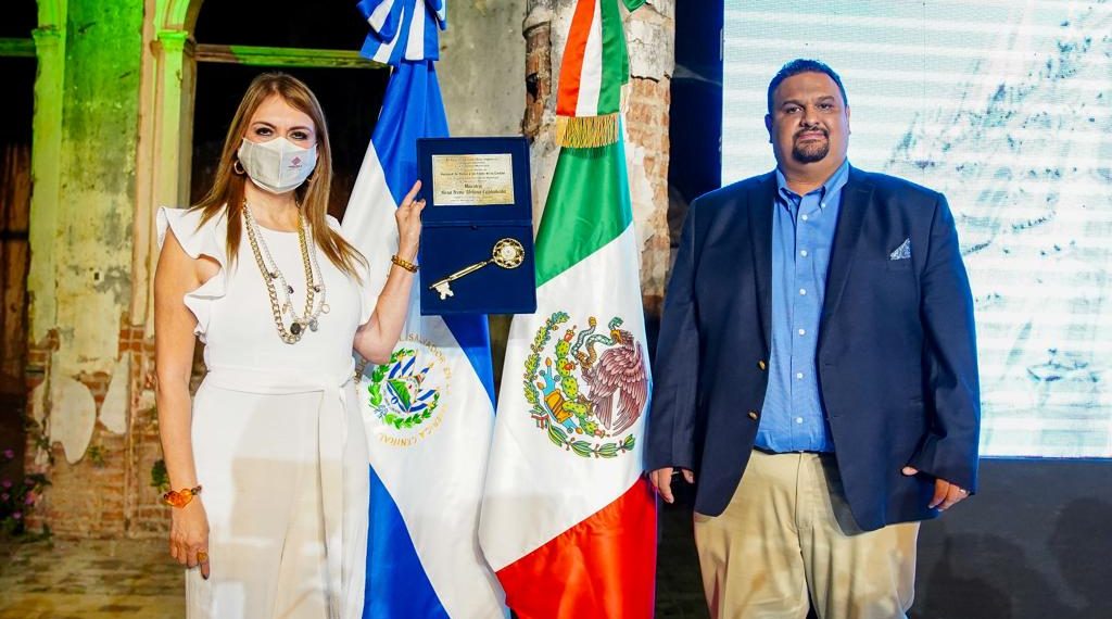RECIBE LA PRESIDENTA MUNICIPAL ROSA IRENE URBINA CASTAÑEDA, LAS LLAVES DE LA CIUDAD DE SANTA ANA, EL SALVADOR