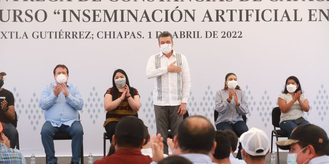 Gobernador entrega certificados del Curso “Inseminación Artificial en Bovinos”