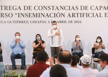 Gobernador entrega certificados del Curso “Inseminación Artificial en Bovinos”