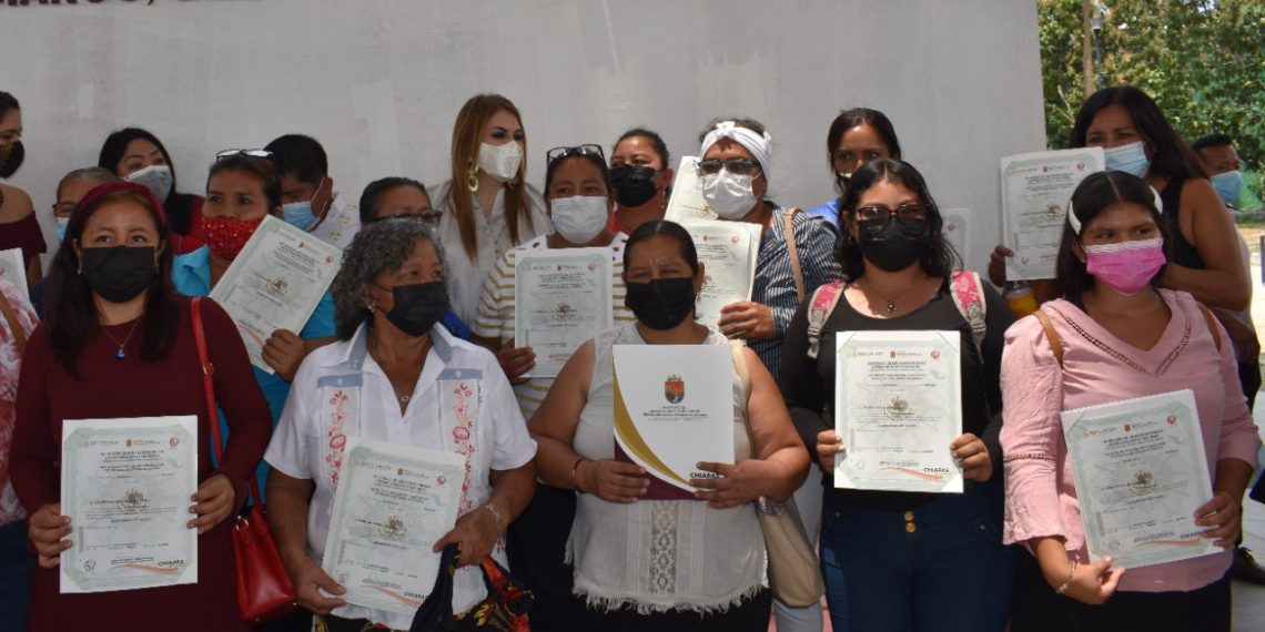 MUJERES RECIBEN CONSTANCIAS DE CAPACITACIÓN DEL ICATECH EN TAPACHULA