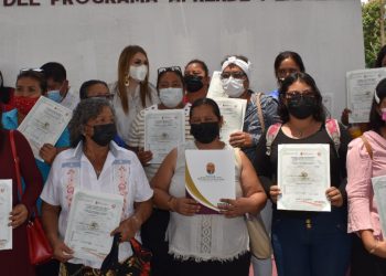 MUJERES RECIBEN CONSTANCIAS DE CAPACITACIÓN DEL ICATECH EN TAPACHULA