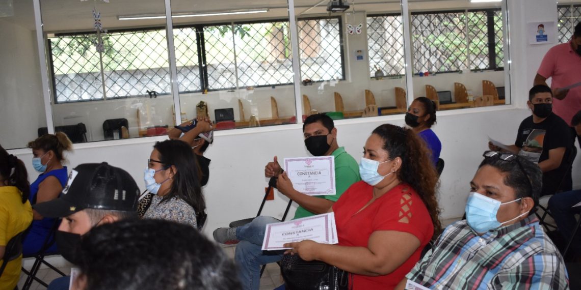 INTRODUCTORES RECIBEN CONSTANCIAS POR APOYAR A GRUPOS VULNERABLES DE TAPACHULA