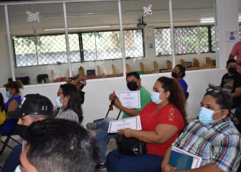 INTRODUCTORES RECIBEN CONSTANCIAS POR APOYAR A GRUPOS VULNERABLES DE TAPACHULA