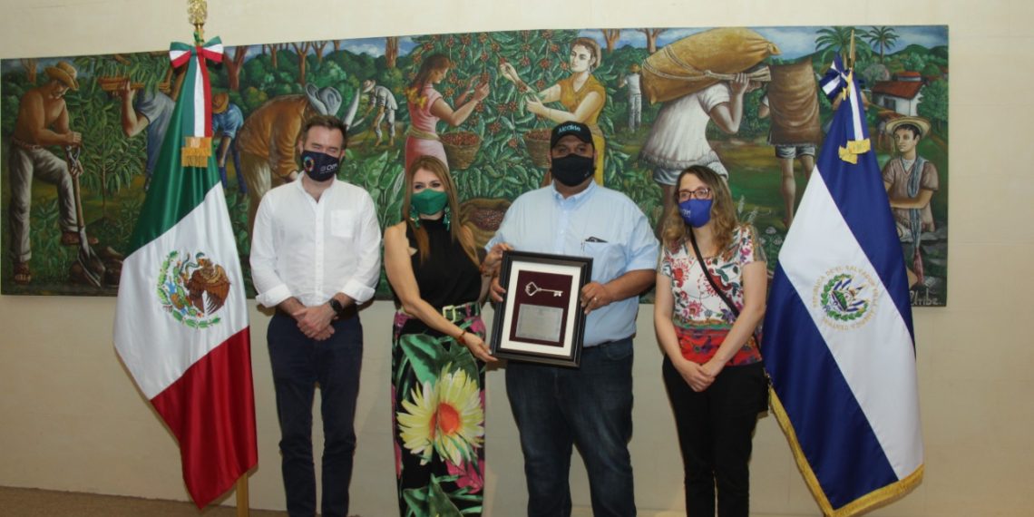 ENTREGA ROSY URBINA LAS LLAVES DE LA CIUDAD A ALCALDE DE SANTA ANA, EL SALVADOR