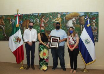ENTREGA ROSY URBINA LAS LLAVES DE LA CIUDAD A ALCALDE DE SANTA ANA, EL SALVADOR