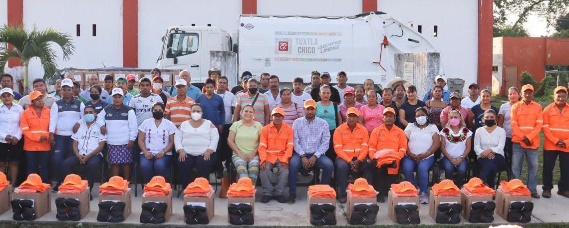 Julio Gamboa entrega uniformes a personal de Medio Ambiente y Ecología Municipal