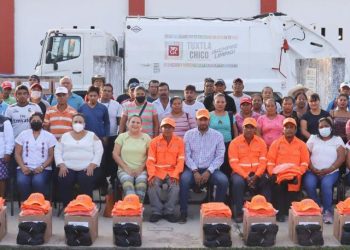 Julio Gamboa entrega uniformes a personal de Medio Ambiente y Ecología Municipal