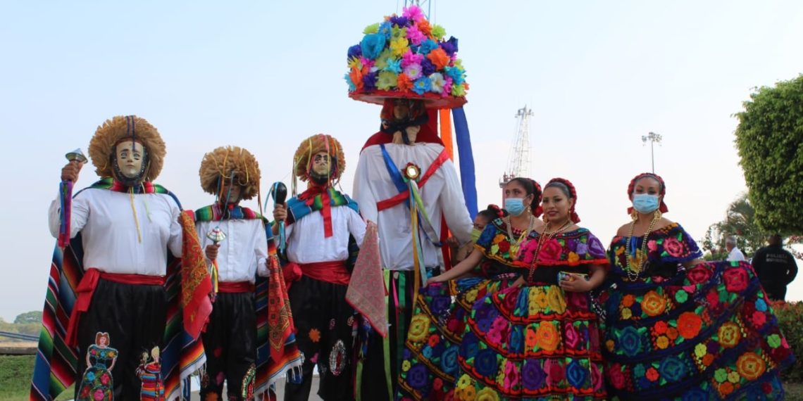 CON ACTIVIDADES CULTURALES SE RECIBE A TURISTAS DEL CRUCERO EURODAM EN PUERTO CHIAPAS