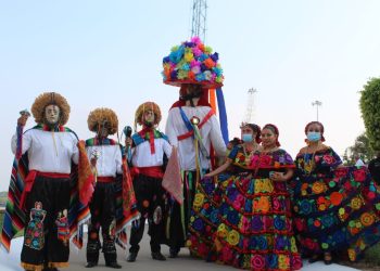CON ACTIVIDADES CULTURALES SE RECIBE A TURISTAS DEL CRUCERO EURODAM EN PUERTO CHIAPAS