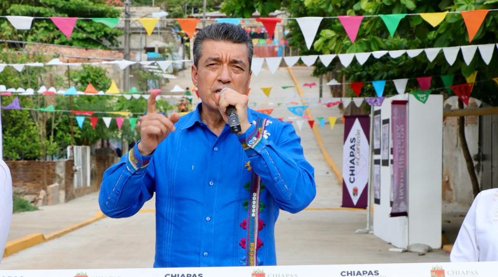 En Tonalá y Tapachula, Rutilio Escandón inaugura camino, calles y red de alumbrado público