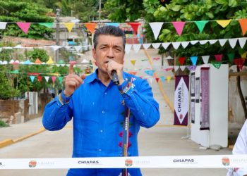 En Tonalá y Tapachula, Rutilio Escandón inaugura camino, calles y red de alumbrado público