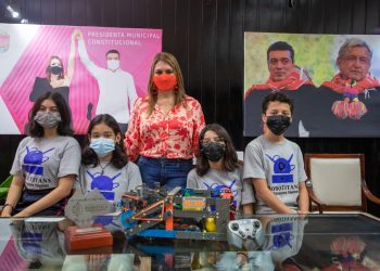 ROSY URBINA APOYA A NIÑOS DEL CLUB ROBOTITANS