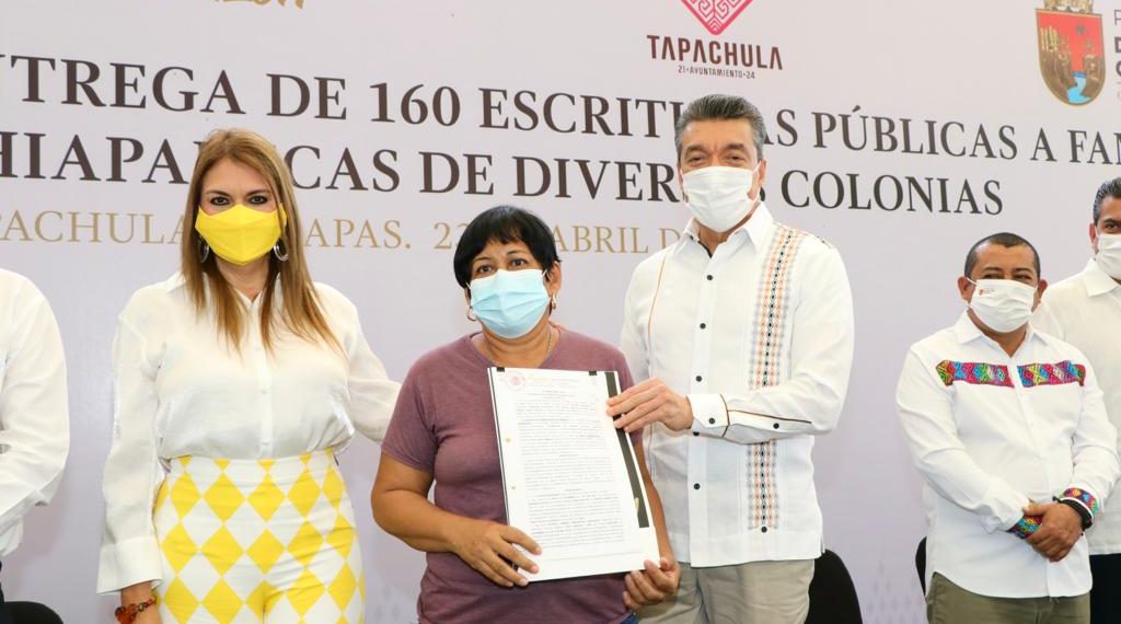 Tras casi 40 años de espera, Rutilio Escandón entrega escrituras públicas a 160 familias de Tapachula