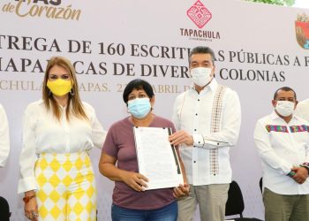 Tras casi 40 años de espera, Rutilio Escandón entrega escrituras públicas a 160 familias de Tapachula