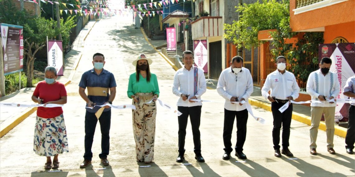 CON NUEVAS OBRAS Y ENTREGA DE ESCRITURAS SE HACE JUSTICIA SOCIAL A TAPACHULTECOS: ROSY URBINA