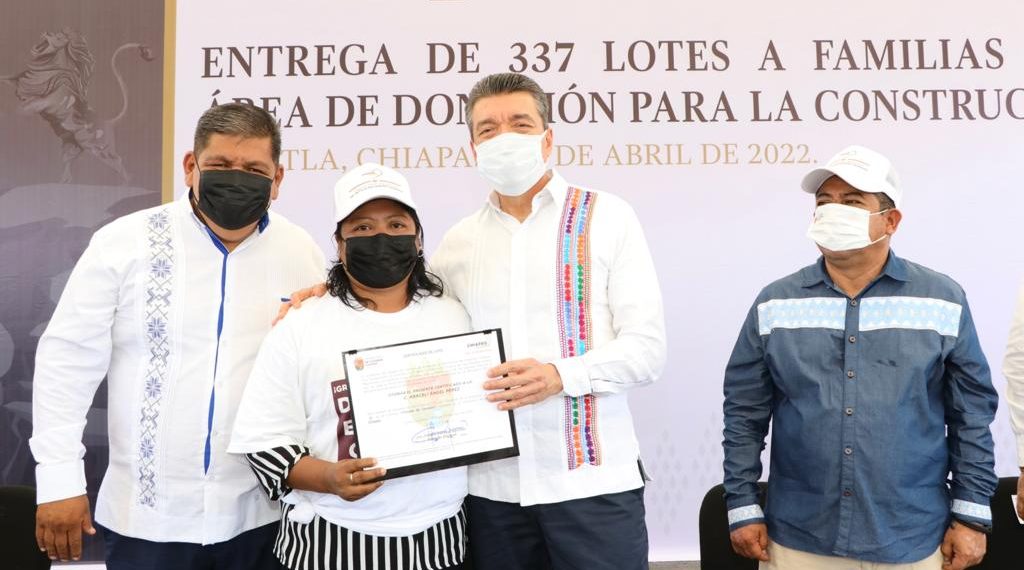 En Huixtla, entrega Rutilio Escandón 337 lotes a familias y área de donación para la construcción del Cobach