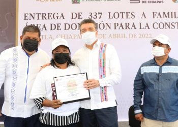 En Huixtla, entrega Rutilio Escandón 337 lotes a familias y área de donación para la construcción del Cobach