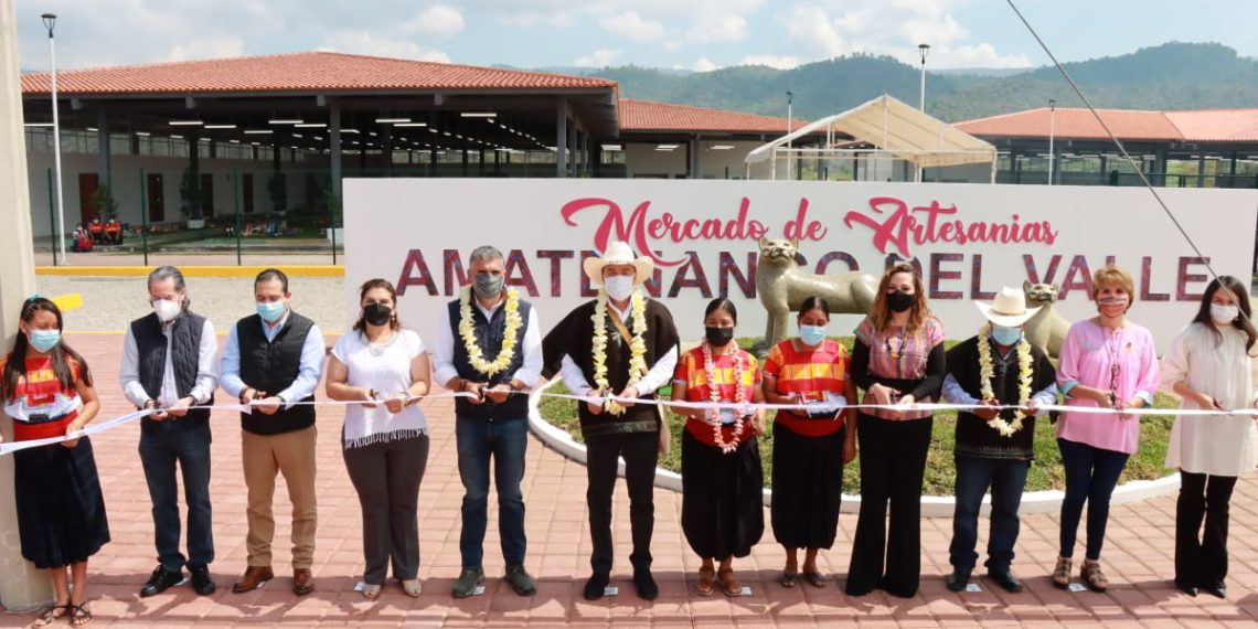 Inaugura Rutilio Escandón Mercado de las Artesanías en beneficio de mujeres de los Altos Tsotsil-Tseltal