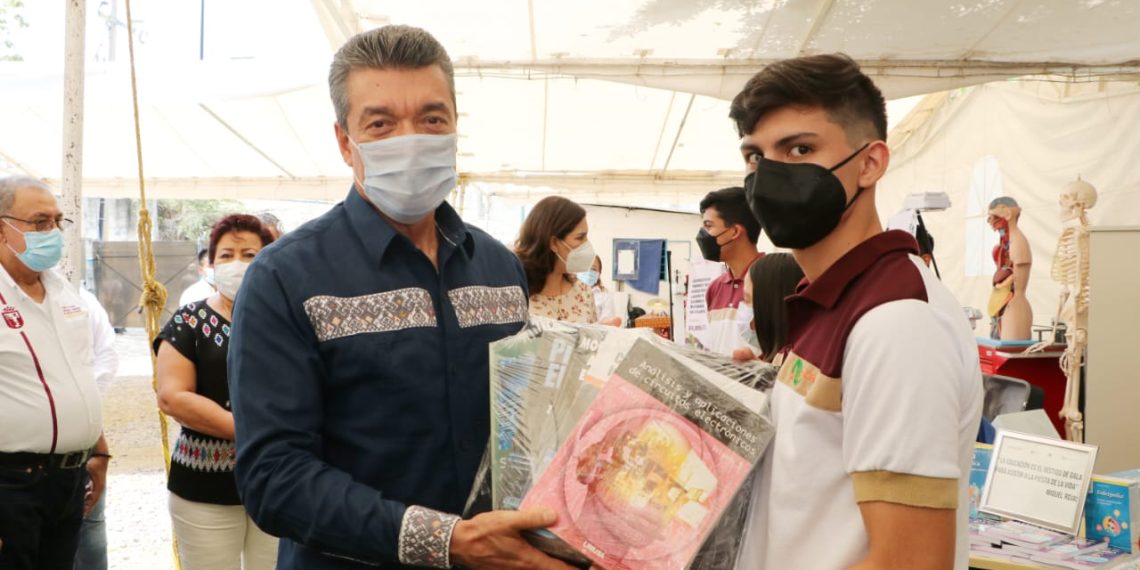 Entrega Rutilio Escandón equipamiento, insumos y acervo bibliográfico para fortalecer al Cecyte Chiapas