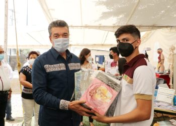 Entrega Rutilio Escandón equipamiento, insumos y acervo bibliográfico para fortalecer al Cecyte Chiapas