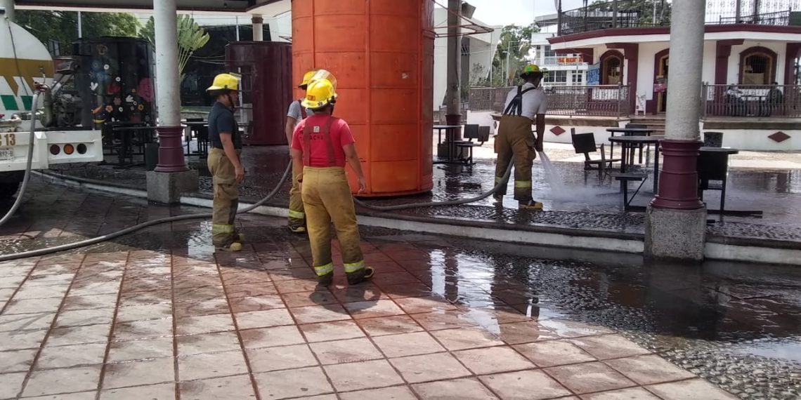SE REALIZAN LABORES DE LIMPIEZA Y SANITIZACIÓN DEL PARQUE BICENTENARIO