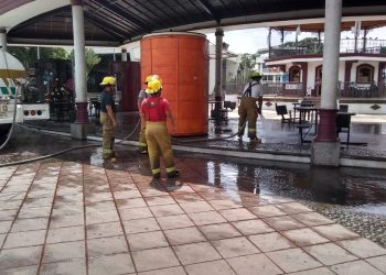 SE REALIZAN LABORES DE LIMPIEZA Y SANITIZACIÓN DEL PARQUE BICENTENARIO