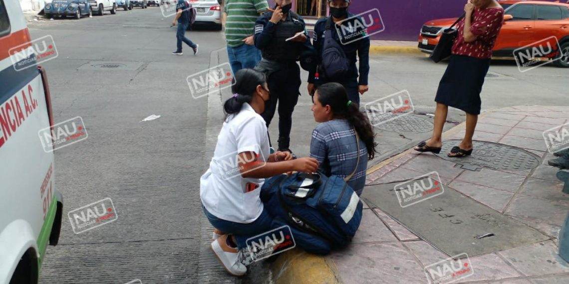 Mujer cae de su motoneta y resultó con lesiones leves.