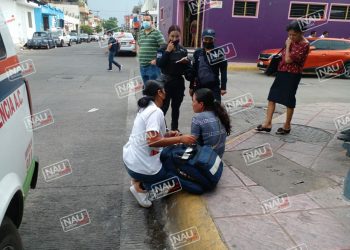 Mujer cae de su motoneta y resultó con lesiones leves.