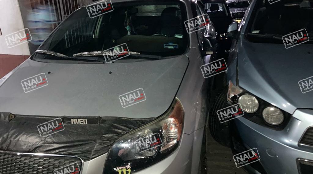 Ebrio conductor abandona su vehículo tras chocar con dos carros estacionados.