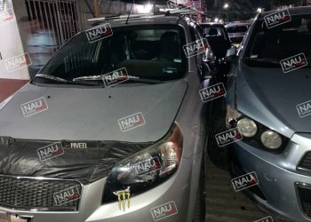 Ebrio conductor abandona su vehículo tras chocar con dos carros estacionados.