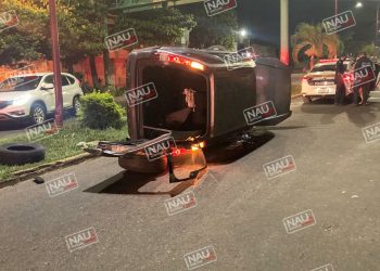 Vuelca camioneta en la colonia 5 de Febrero.