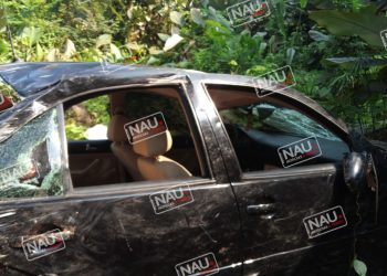 Abandonan automóvil en un barranco.