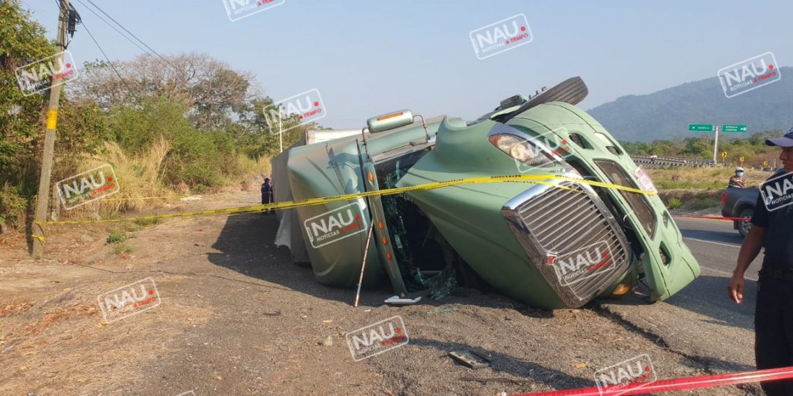 Vuelca tráiler cargado de harina en Tuzantán.