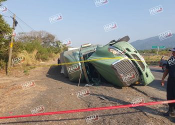 Vuelca tráiler cargado de harina en Tuzantán.