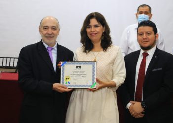 Recibe Secretaría de Educación “Premio Internacional OX 2022” por su portal web institucional.