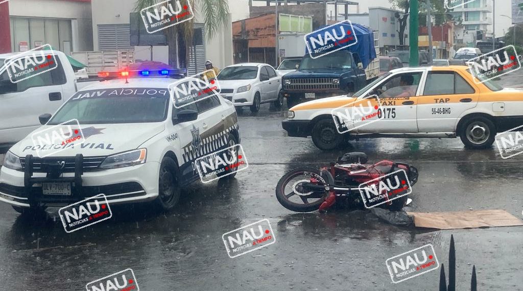 Motociclista lesionado al ser impactado.