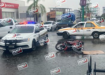 Motociclista lesionado al ser impactado.