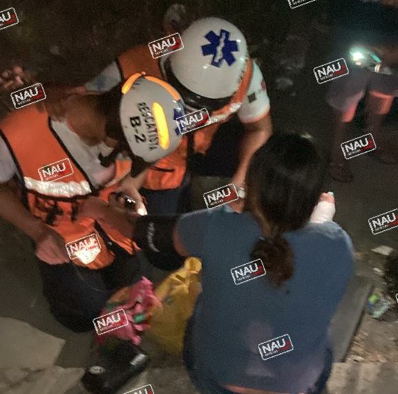 Tres lesionados deja accidente entre tráiler y dos vehículos.