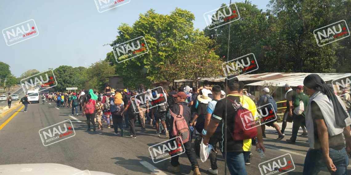 Migrantes regularizados esperan caravanas para continuar su camino.