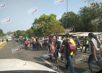 Migrantes regularizados esperan caravanas para continuar su camino.