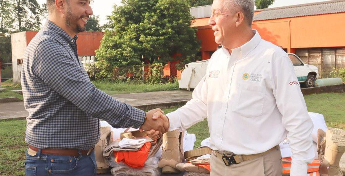 Para mejorar su desempeño laboral, elementos de PC de Tuxtla Chico reciben uniformes.