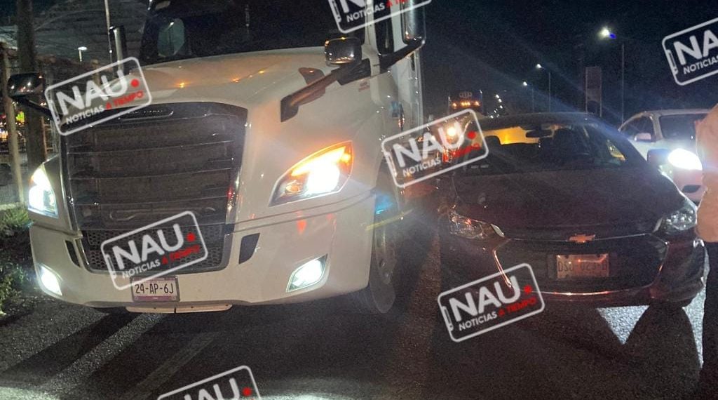 Cabezal de tráiler impacta a un automóvil compacto.